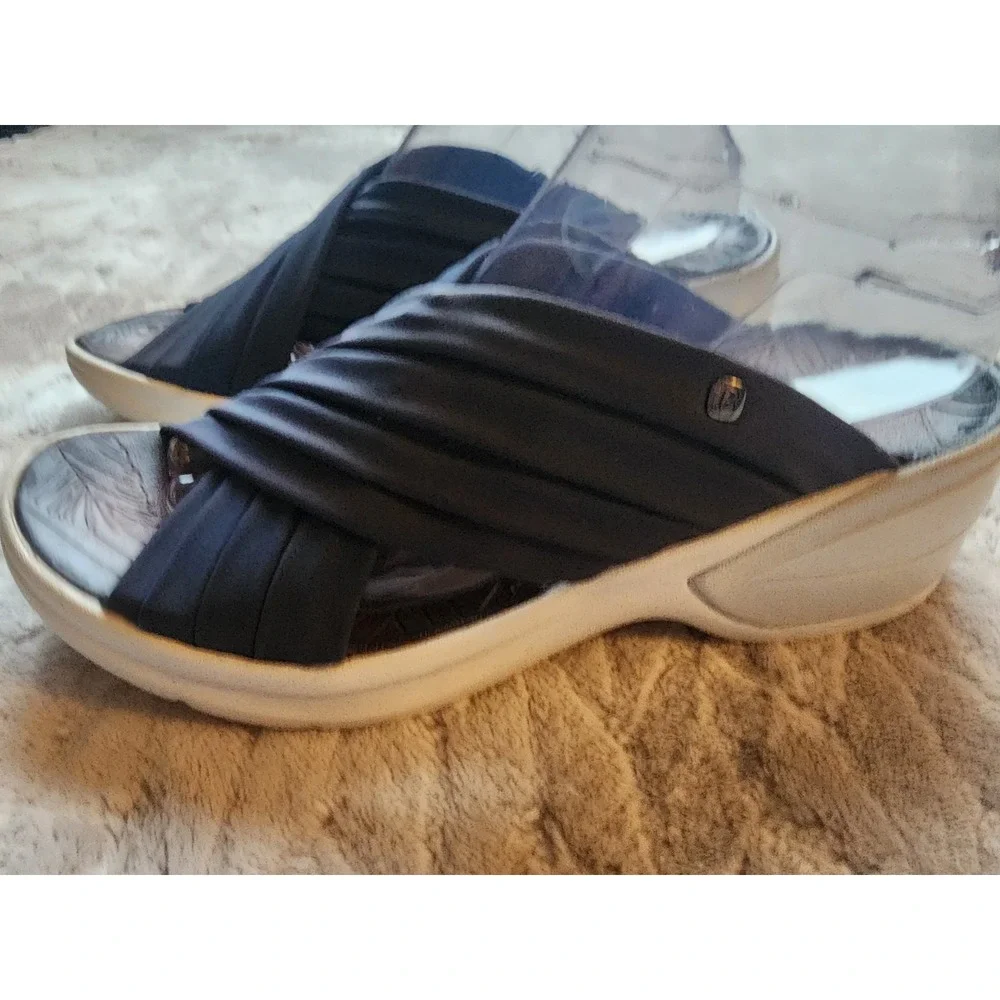 Bzees Knockout Navy Blue White Slip On Wedge Sandals Womens 10